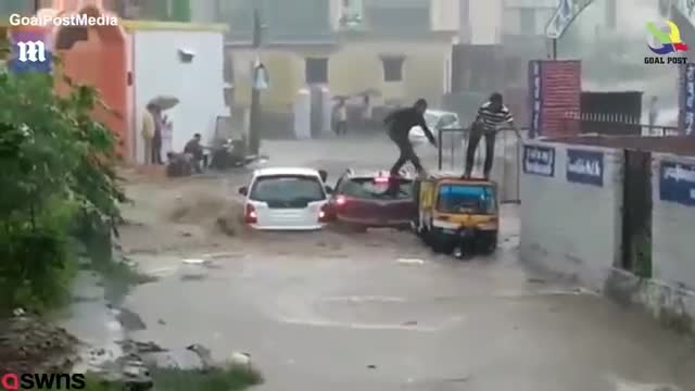 Ô tô bị nước lũ cuốn phăng, 4 người đàn ông thoát chết trong gang tấc