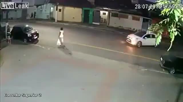 Nữ 'quái xế' mắc kẹt trên nóc ôtô sau cú tông 'sấm sét'