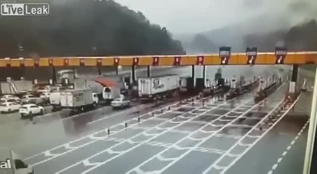 Xe cẩu lao như bay, đâm sập trạm thu phí