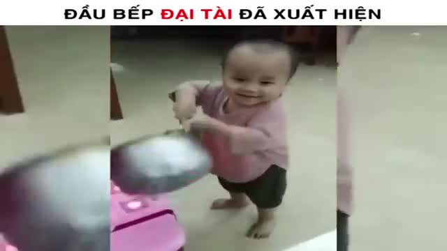 Cậu bé trổ tài nấu ăn điêu luyện như một đầu bếp chuyên nghiệp