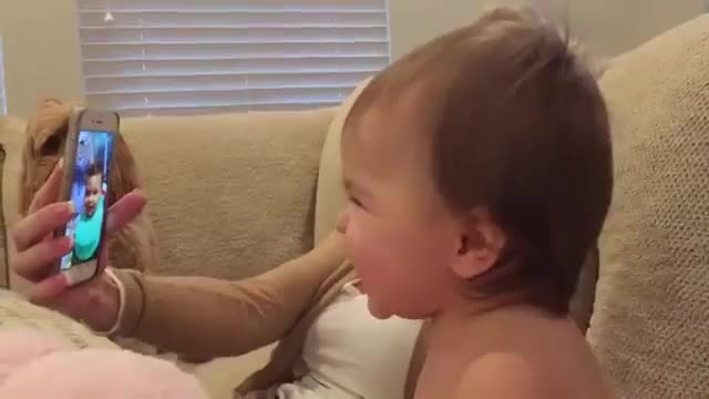 Hai em bé nói chưa sõi nhưng vẫn gọi video 'tám chuyện' như đúng rồi