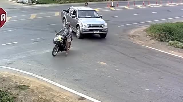 Tông biển báo văng cả dép lên trời vì phóng xe máy như điên cắt ngang đầu ôtô