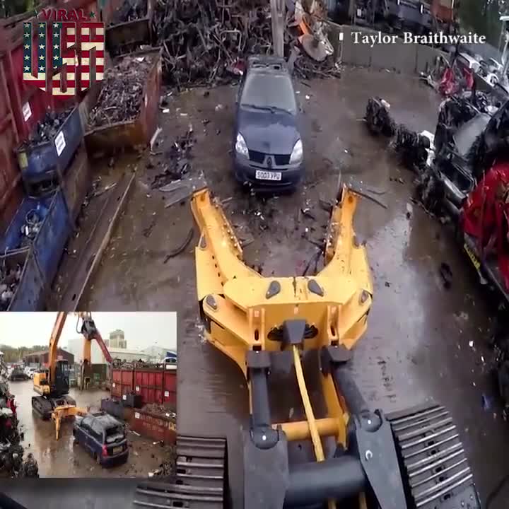 Cánh tay khổng lồ lật ngược lật xuôi, 'chén' sạch 5 ôtô cũ trong 1 tiếng