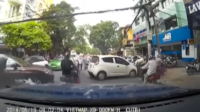 Những màn lùi xe bá đạo của phụ nữ