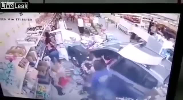 Nữ tài xế đạp nhầm chân ga, ô tô lao như tên lửa vào cửa hàng đông người
