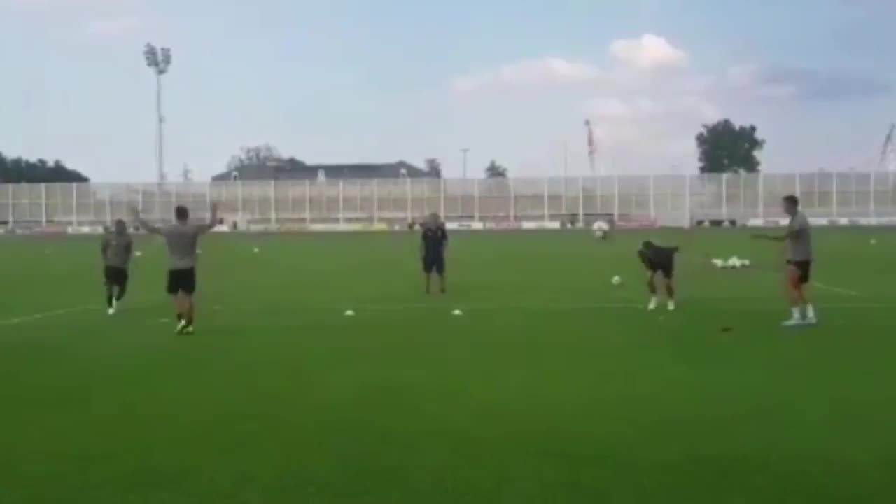 Ronaldo đã bị các đồng đội trêu chọc vì một pha đỡ bóng hỏng vô duyên
