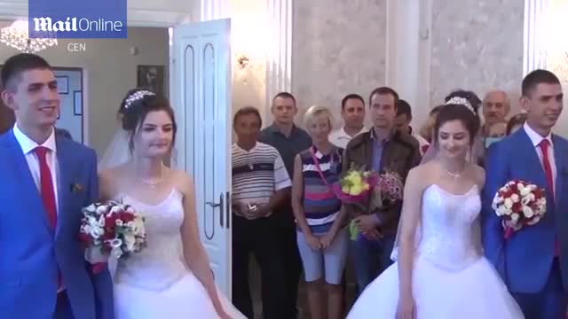 Đám cưới thú vị giữa cặp chị em sinh đôi và anh em song sinh giống hệt nhau