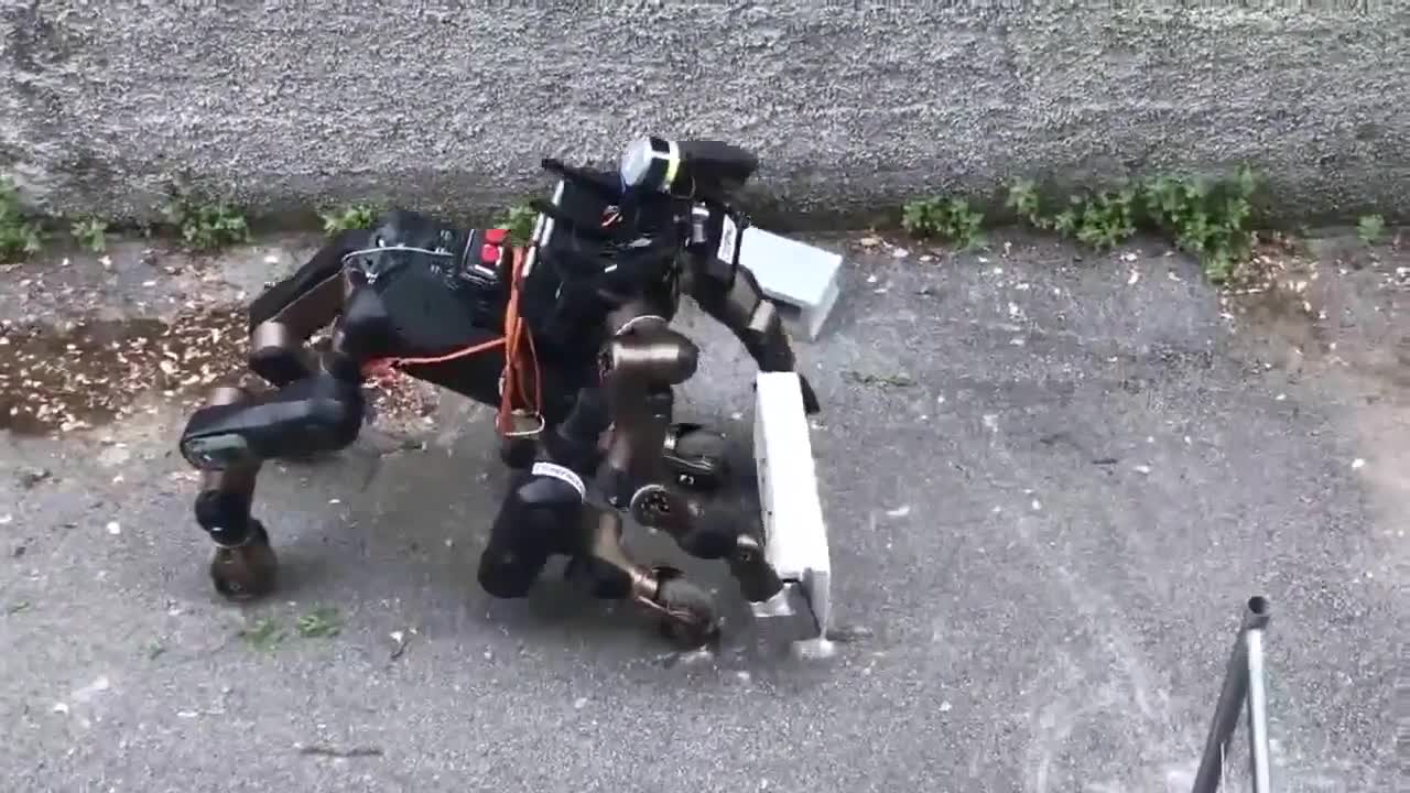 Tròn mắt với robot biết đòn chặt ván trong karate