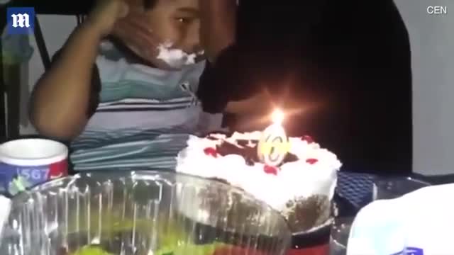 Vội ăn bánh sinh nhật khi chưa thổi nến, cậu bé bị lửa táp cháy tóc