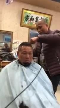 Có ai dám cho thợ cắt tóc bằng máy mài thế này không