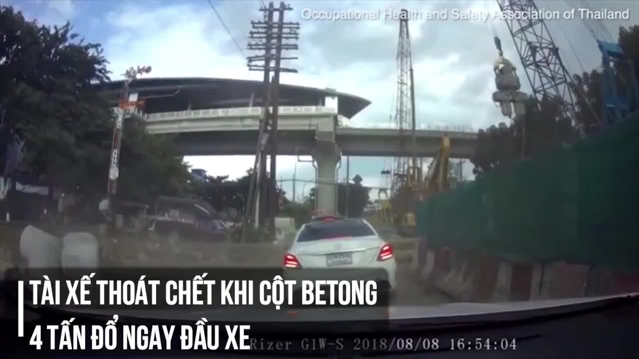 Tài xế Mercedes thoát chết thần kỳ khi cột bê tông đổ sập đầu xe