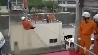Xem lính cứu hỏa Nhật Bản tập luyện và thi đấu