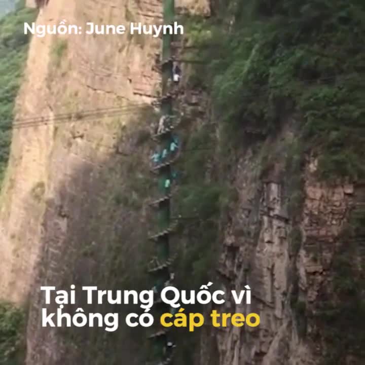 Du lịch trên núi bằng cách đi thang bộ cuốn tròn tại Trung Quốc