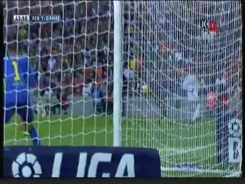 Bóng chạm tay Adriano, penalty không?