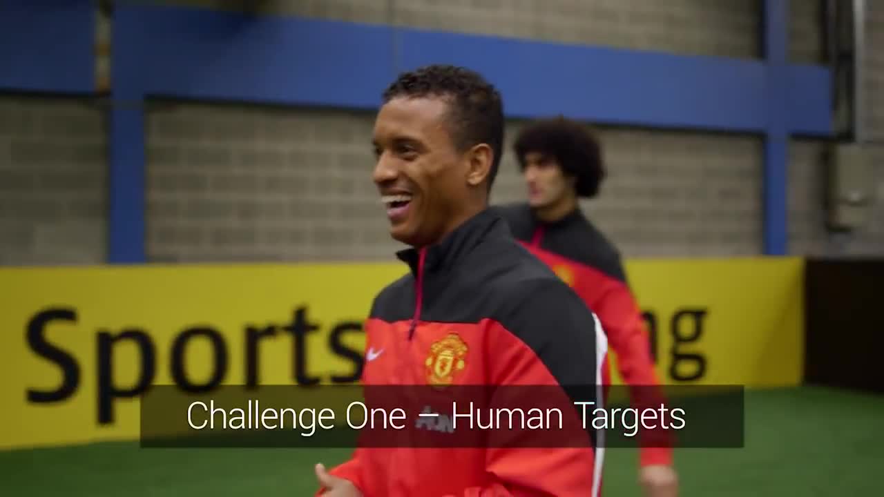Cầu thủ Manchester United tập sút khá vui nhộn