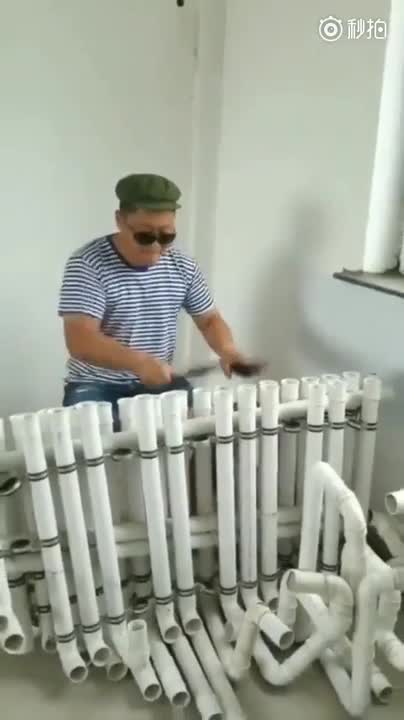 Người đàn ông đã tạo nên những bản nhạc thật phong cách từ những ống nhựa bỏ đi
