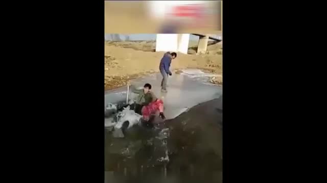 Hãy đề phòng khi bạn thân đột nhiên tốt bụng