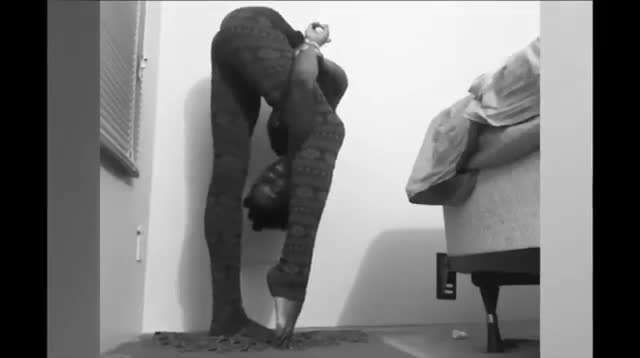 Tập yoga vất vả lắm chứ không đơn giản đâu