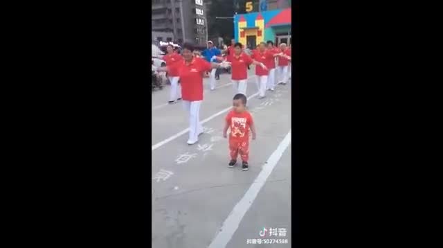 Tránh hết ra “sân khấu“ này là của ta!