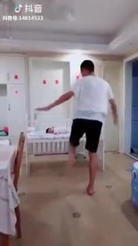 Cười đau ruột với màn dỗ con đậm chất văn nghệ cây nhà lá vườn