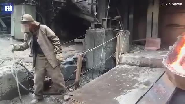 Dị nhân nhúng tay vào dòng thép nóng 1.400 độ C mà không hề gì