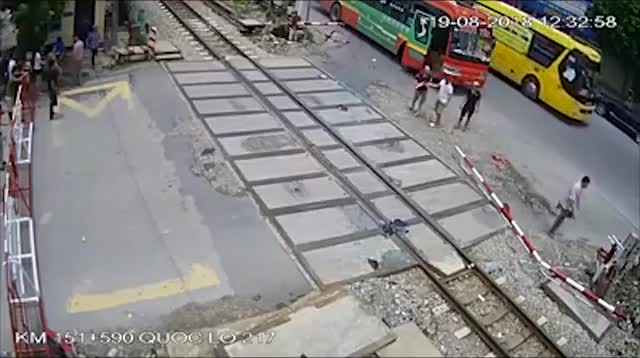 Xe khách đâm gãy barie, nằm vắt trên đường ray khi tàu hoả lao tới