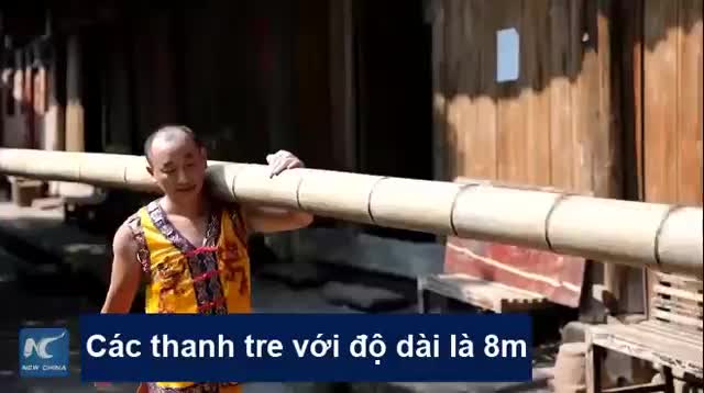 Di chuyển qua sông bằng thanh tre như những cao thủ võ lâm