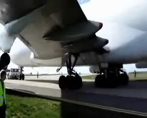 Boeing 747 thổi bay ôtô
