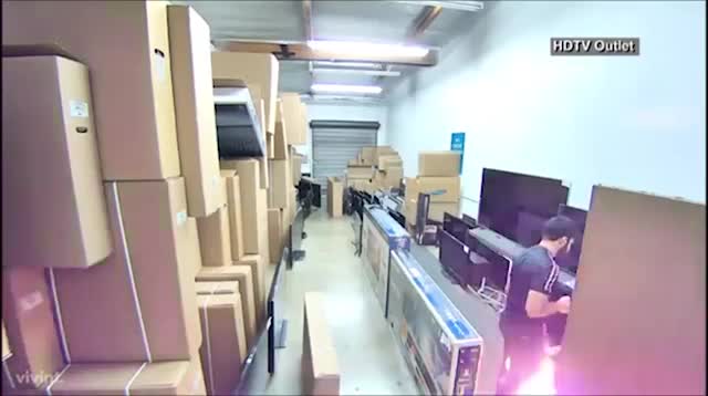 Kinh hãi thuốc lá điện tử trong túi nổ rách tung quần khách hàng