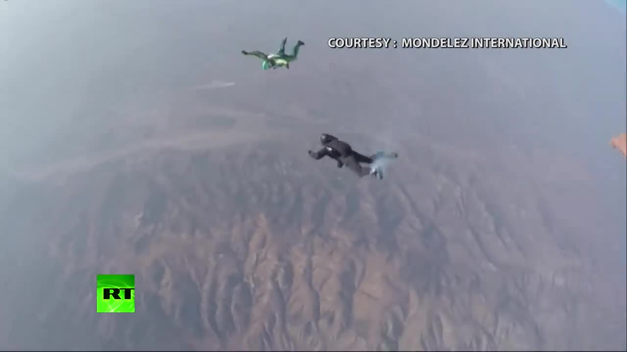 Nhảy ra khỏi máy bay ở độ cao 25.000 feet mà không cần dù