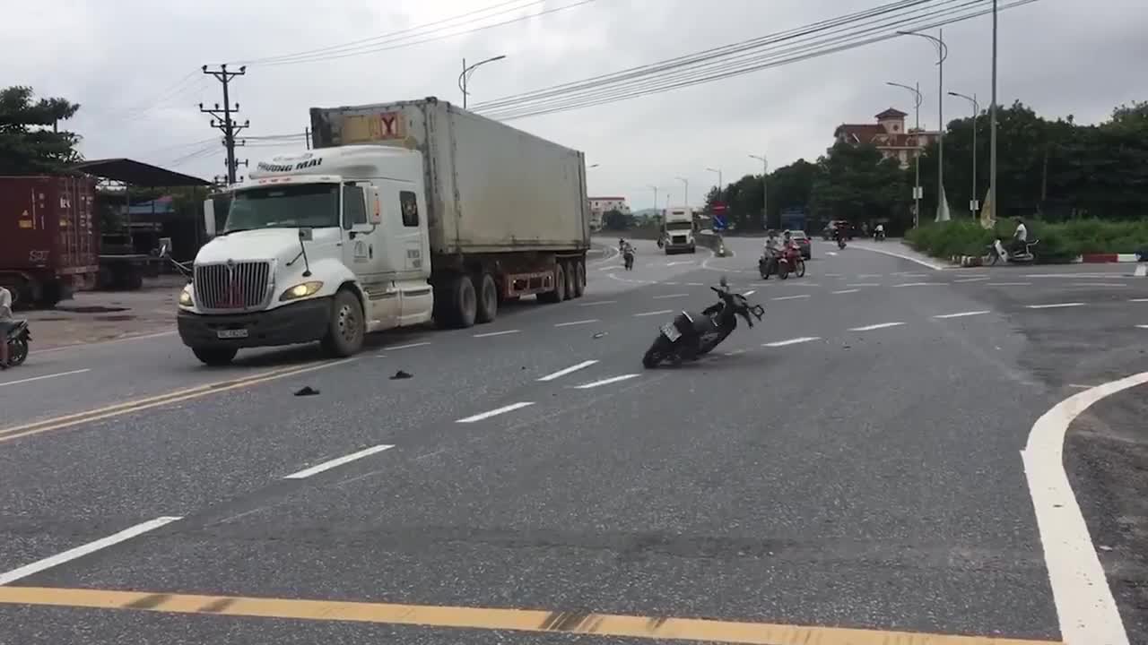 Sau tai nạn xe máy vẫn xoay vòng tròn giữa đường dù không có người lái