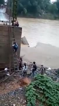Dựng tóc gáy với đường lên cầu vượt sông của học sinh