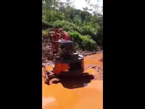 Giáo viên bám gàu máy xúc vượt điểm sạt lở đến trường trước ngày khai giảng