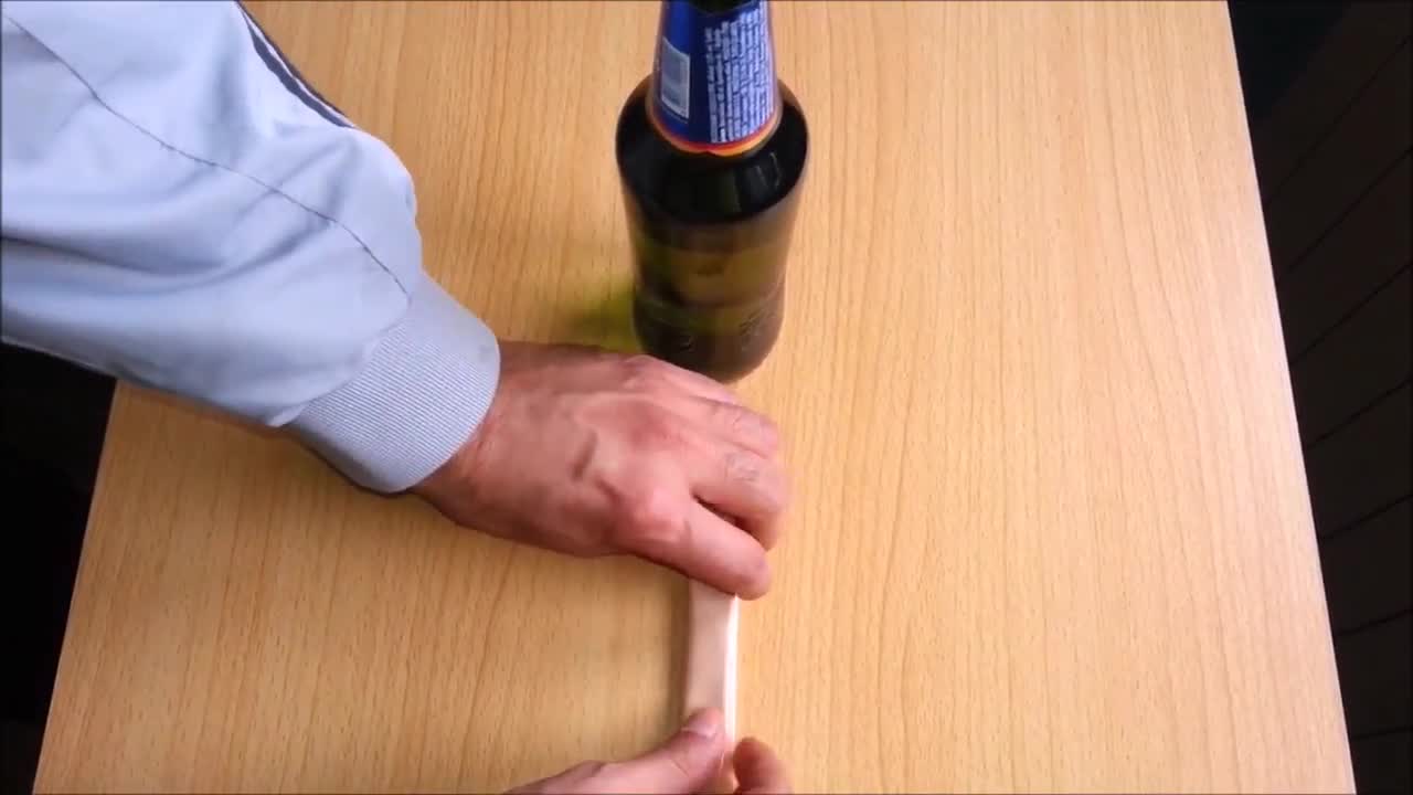 Mẹo mở nắp bia bằng phong bì