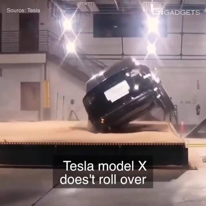 Tesla Model X thể hiện khả năng tự cân bằng khi xe bị nghiêng