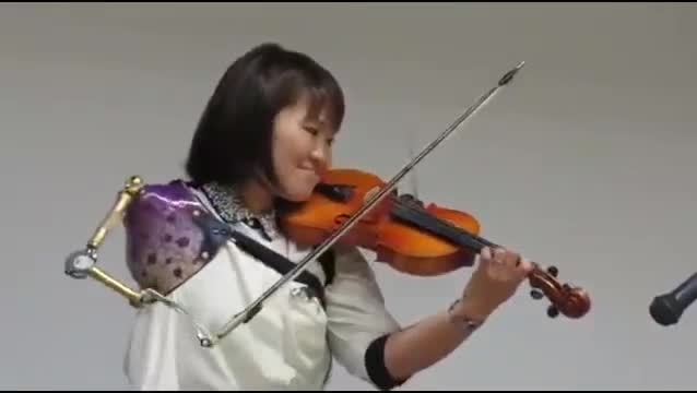 Cô gái chơi violon chỉ với một cánh tay