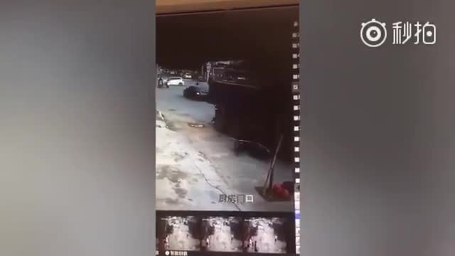 Người phụ nữ Trung Quốc sống sót kỳ diệu sau khi bị cuốn vào gầm xe tải