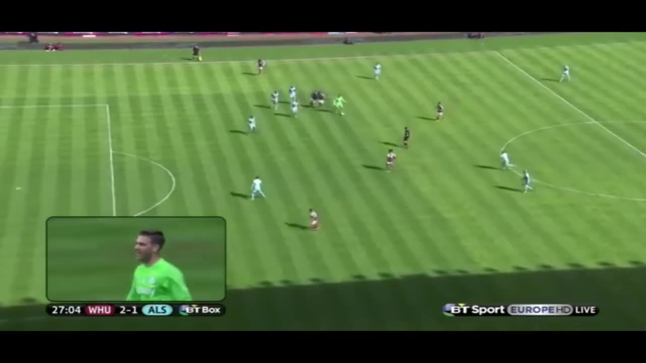 Thủ môn West Ham solo 80m và ghi bàn