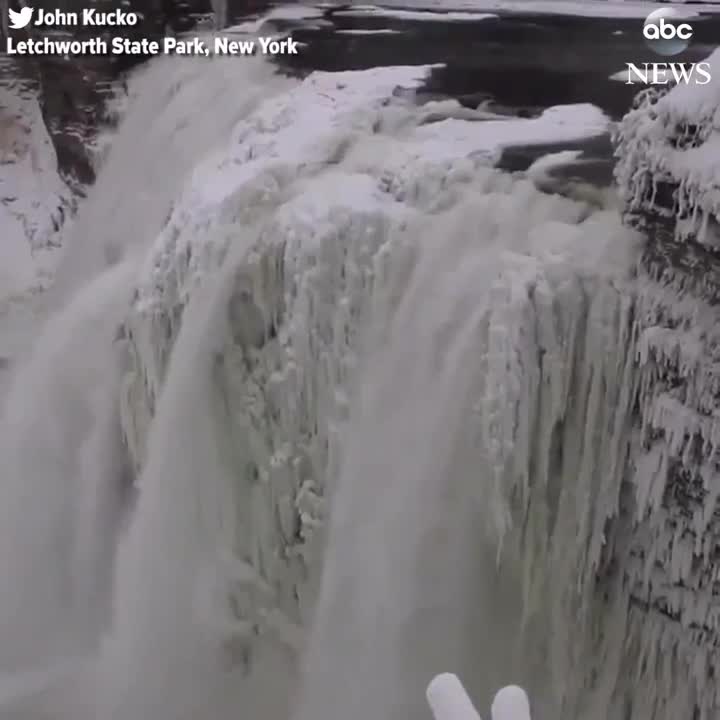 Thác Niagara nước đóng băng vì quá lạnh