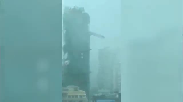 Siêu bão Mangkhut quật gãy thang máy 22 tầng ở Hồng Kông