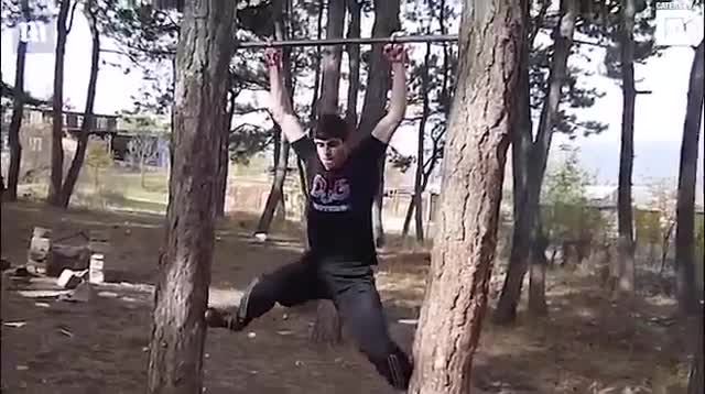 Chàng trai thích thể thao lộn người trên xà đơn chỉ bằng 2 ngón tay