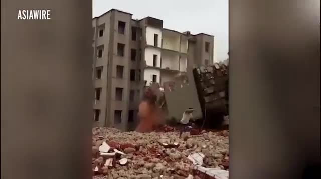 Đang ngồi thì cả tòa nhà đổ sập