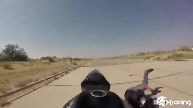 Biker 'thích thể hiện' gặp cái kết không ngờ khi đứng trên yên mô tô đang chạy tốc độ cao