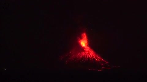 Cận cảnh ngọn núi lửa phun trào đáng sợ ở Indonesia