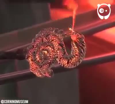 Cận cảnh quy trình làm chiếc ly thủy tinh siêu cầu kì