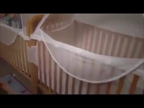 Cặp song sinh tự leo vào cũi như 'người nhện' khi đến giờ ngủ