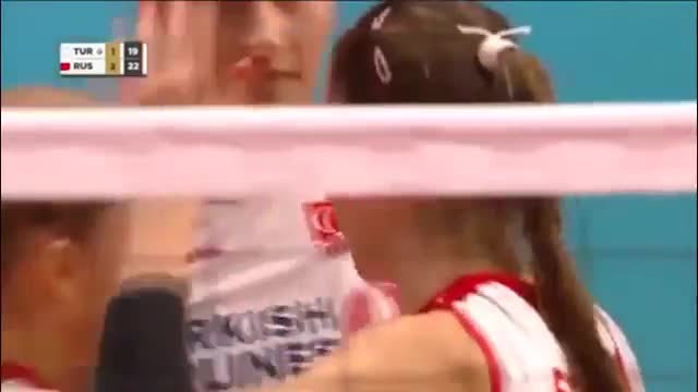 Cú đập bóng đáng sợ, một phát dính thẳng trần nhà 