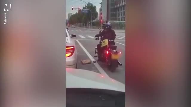 Tài xế ô tô vứt rác ra đường bị nữ biker nhặt lên quăng vào trong xe