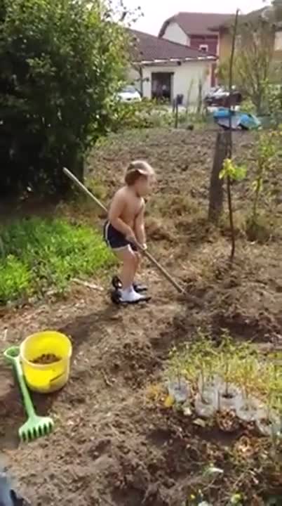 Bé gái giúp mẹ làm vườn cực đáng yêu