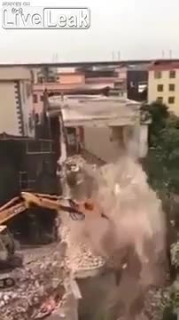 Pha tháo dỡ nhà ngớ ngẩn